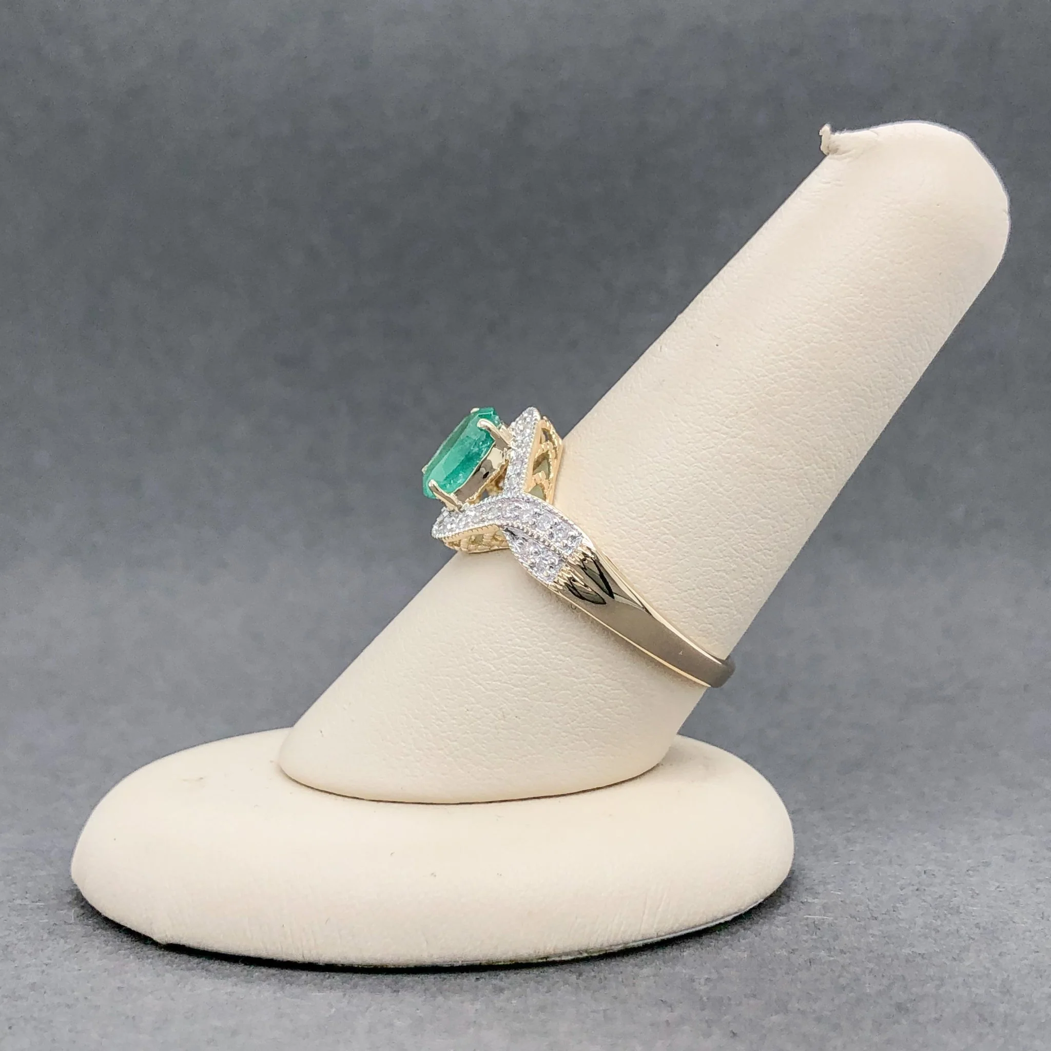 Estate 14K Y Gold 1.10ct Emerald & 0.15ctw H-I/SI2 Diamond Halo Ring - Image 3