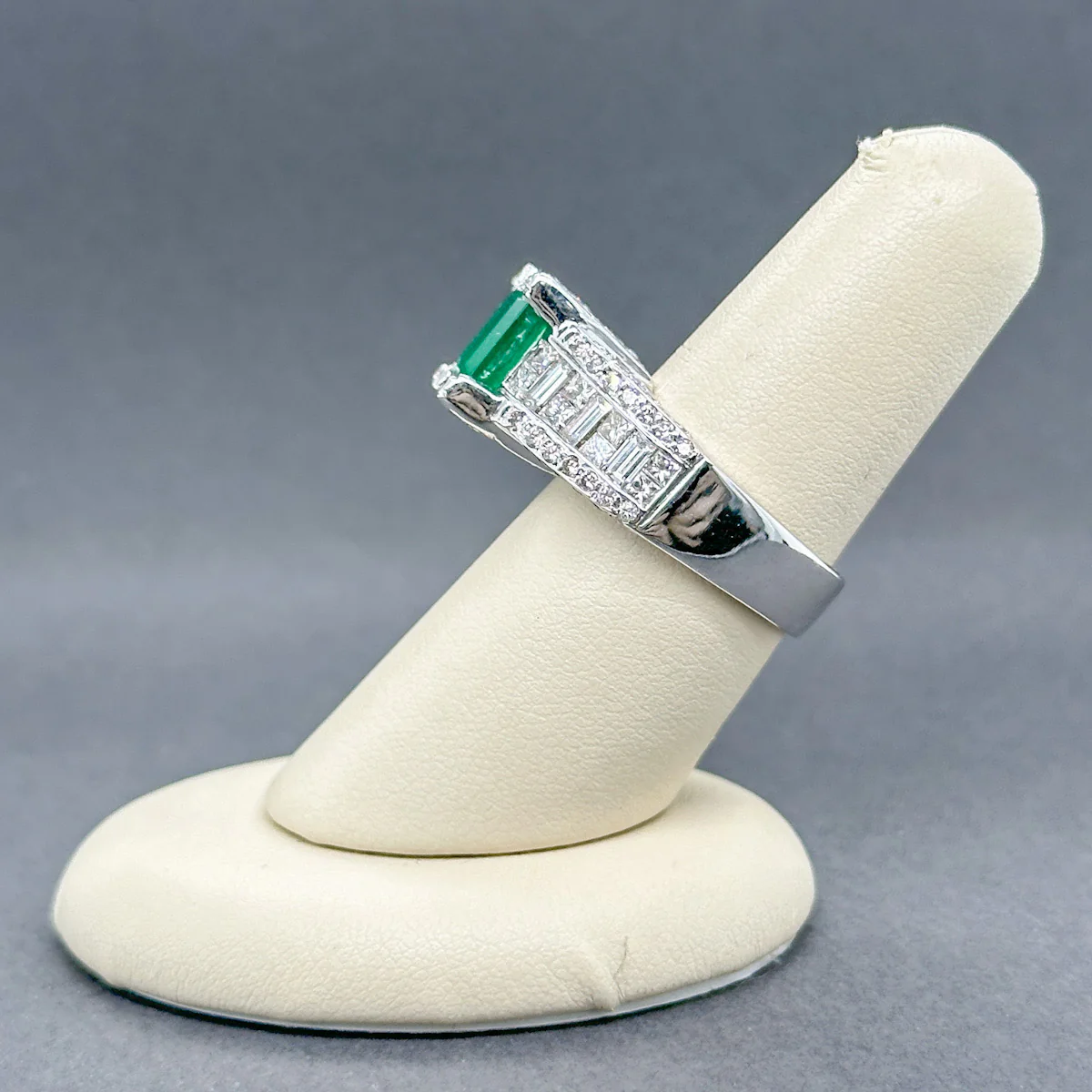 Estate 18K W Gold 1.94ct Emerald & 2.18ctw Diamond Ring - Image 4